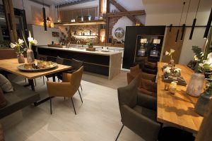 Blick in den Innenbereich der Eventküche. Einrichtung der Küchenwerkstatt.